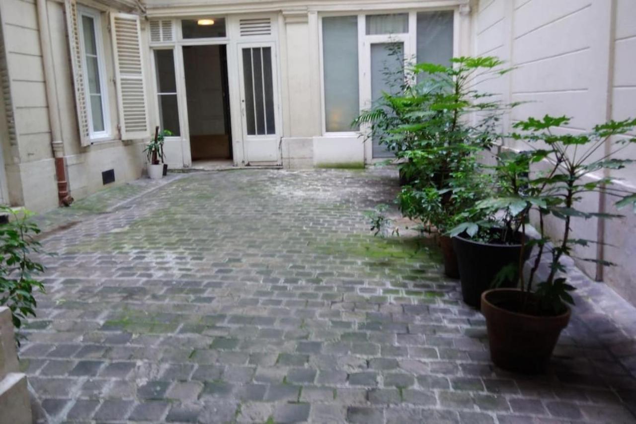 Very French Two Bedroom In The Heart Of Paris Bagian luar foto